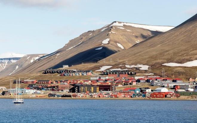 Kristin Grotting, psikoterapist. Buraya 12 yl nce yerlemi. Ak renk cildi yazlar srekli gkyznde parlayan gnein etkisiyle kzarm. Kutup blgesinde, mart ile ekim aras uzun bir tek gn gibi. Gne hi batmyor. Ama hi bir zaman da pek stmyor.