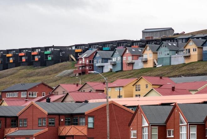 Longyarbyen?in hikayesiyle ilgili ok ilgin detaylar BBC yazarlarnda Duncan Bartlett kaleme ald.<br>  Bartlett blgede yaayan psikoterapist Kristin Grotting'in misafiri oldu ve Longyarbyen hakknda ilgin bilgiler edendi. te Bartlett?in Longyarbyn kasabasyla ilgili izlenimleri