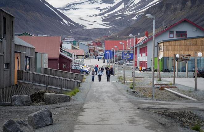 Souk hava yznden deformasyona urayamayan cesetler halk salgn tehlikesiyle ba baa brakyordu. Bu sebeple bilim insanlar burada defin ilemi gerekletirmeyi yasaklam durumda. Kasabadaki bir dier garip eyse 1500 kii dnda poplasyonun byk bir ksmn kutup aylarnn oluturuyor olmas.
