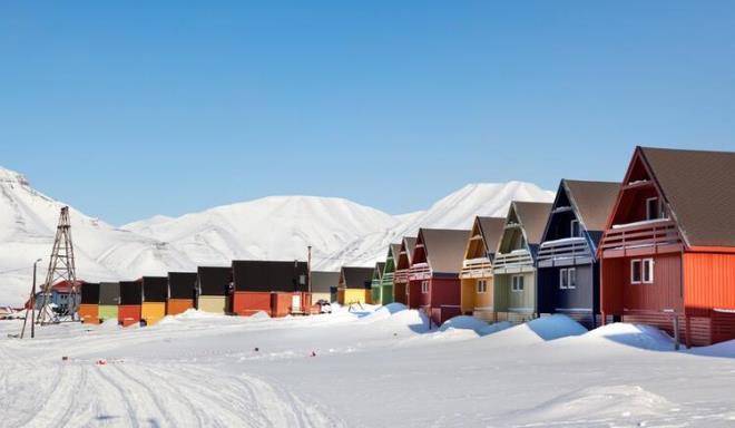 O zaman, ayya, Longyarbyn'de lmenin yasak olduunu hatrlatmay dene, bakarsn hukuka saygs vardr". aka bir yana, Longyarbyn'de bu tehlikeli hayvanlar meru savunma dnda ldrmek kesinlikle yasak.