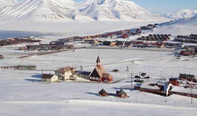 Huskilerin kampnn hemen yaknna kutup rdekleri yerlemi. Kpeklerin sesinden rken kutup tilkileri burada onlar rahatsz edip yumurtalarn ve yavrularn alamyormu.
