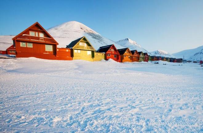 ocuklarn bazlar psikoterapi kliniine geliyor. Kristin srekli kaln k giysileri iinde dolamaktan ocuklarn kollarn bacaklarn zgrce hareket ettirmeyi renemediklerini anlatyor. Anaokulunun bahe duvar dnda ise ocuklar ok daha byk tehlikeler bekliyor.