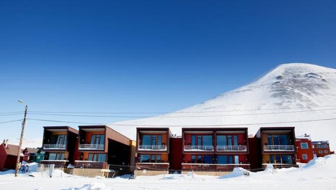 Kuzeyde 78. paralel zerindeki Longyarbyn, Norve'in kuzey sahili ile Kuzey Kutbu arasndaki Svalbard takmadalarndan birinin zerinde. Kasaba, bir dan eteindeki rzgra korunakl vadiye ina edilmi kk ahap evlerden oluuyor.