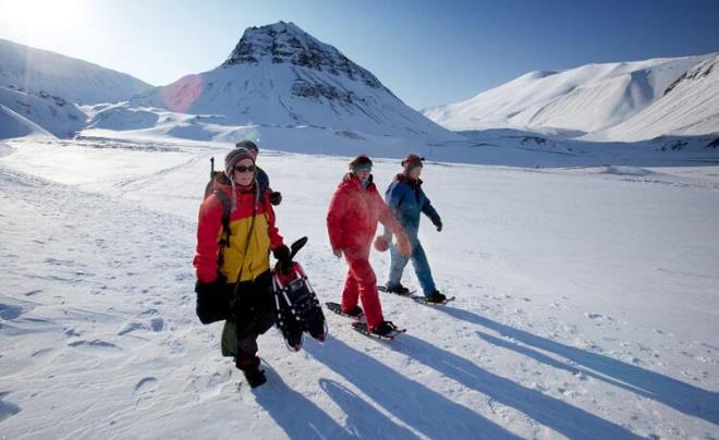 Longyarbyn krfezine bakyoruz beraber. Aklyor, eskiden srekli buz olan bu krfez, artk k ortasnda bile donmuyor. evresindeki buzullar da giderek eriyip klyor. ok deil on yl kadar nce, kar motosikletleriyle gezdiklerini anlatyor krfezin zerinde.