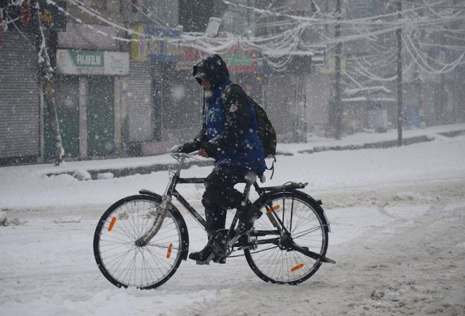 Meteoroloji'den aktarlan son hava durumu tahminlerine gre mevsim normallerinin zerinde seyreden hava scakl, Cumartesi gnnden itibaren de geecek. Edirne, Trakya ve anakkale'de pazar gn en ge akam saatlerine kadar etkisini gsterecek kuvvetli rzgar ve ya pazar gn Ege ve Marmara Blgesi'ni de etkileyecek.