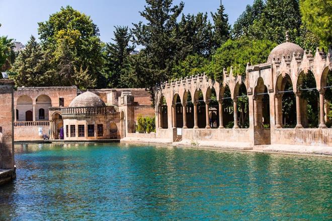 Eer Dou?ya doru bir yolculua kmay planlyorsanz, bu yolculuk kesinlikle Urfa ve Mardin?i de kapsamal. Efsanelerin ehri anlurfa?da Balkl Gl? ve Gbeklitepe?deki arkeolojik kazlarda kan eserlerin sergilendii anlurfa Arkeoloji Mzesi?ni ziyaret edebilir, sra gecesi elencesine katlarak yrenin kltryle daha yakndan tanabilirsiniz.