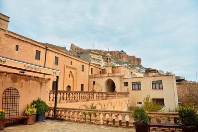 Elbette bu tarihi ehirlere yapacanz yolculuk ayrca yrenin en leziz yemeklerini de tadacanz gurme bir tatil olacak. Kebabn binbir eidi, yedike yemek isteyeceiniz tatllar ve Dou?ya zg mezelerle lezzetin doruklarna kacaksnz.