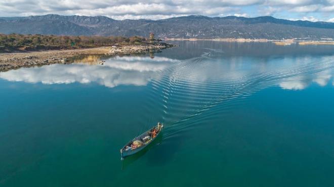 Beyehir Belediye Bakan Adil Bayndr:  <br>  ''Beyehir Gl ile ilgili birka defa yaptmz aklamadan sonra, bakanlk bir aklama yapt. Bizim anlattmz derinlik konusu, Beyehir Gl?nn Hac Akif Adas'yla, Toros Dalar arasnda kalan bandn derinliini sylemitim. Beyehir Gl?nn tamamnda 26 metreyi bulmamz mmkn deildi zaten. nk Beyehir?e doru geldike slaan bir gl yapmz var. Derinlik Toros?un eteinde. Gln derinlii yer yer deiiyor mu? Evet deiebilir. nk, gl tabannda alvyonlarla gelen dolgunun getirdii bir sknt var. Suda ykselme yok aslnda, zeminde hacimde bir ykselme var. Beyehir Gl?ne u an yaplmas gereken, evre ve ehircilik Bakanlmz, Konya Valiliimiz, Doa Koruma ve Milli Parklar Genel Mdrlmz ve niversitelerimizle beraber, Beyehir Gl?nn yarnn dikkate almak bakmndan tabanda ve yzeyde, yaplacak bir kaynak gelitirme almalar, su kaybnn nne geme politikalarnn belirlenmesini istiyoruz.'' Gldeki balk trnn de azaldn ifade eden Bayndr, ''Biz de 15?e yakn balk tr vard. 'Gle et yiyen balk tr atld' dediim zaman yanl anlalyor. Bunu biz yapmadk. Endstriyel balk ad altnda, tatl su bal levrek tr bir balk, Beyehir Gl?nde zamanla et yiyen balk olarak oald iin dier nesilleri tketti. Bunun da yanl politika olduunu sylyorum. Bunun tespitini bilim insanlarmz, kurumlarmz yapsn'' diye konutu.