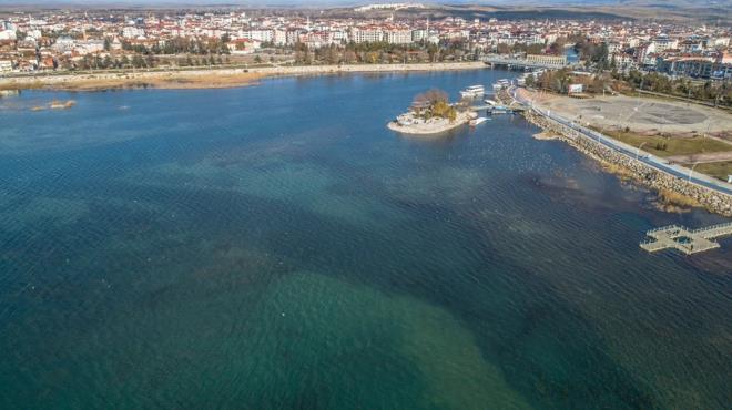 Glde incelemede bulunan Seluk niversitesi retim yesi Prof. Dr. Cengiz Akkz, su seviyesinin gn getike azaldn belirterek unlar syledi: "Gl, 656 kilometrekare gibi byk bir yzey alanna sahip. Ne yazk ki gln derinlii az ve s bir gldr. Gln karstik yaps da tektonik orijinli ama tabandan ddenlerle su kaaklar sz konusu. Beyehir Gl?nn konumu itibariyle de besleyici kaynaklar da belli. Birka tane dere ve dalardan gelen kaynak sular besliyor. Gl besleyen derelerin alayarak akmas gerekiyor. Ancak lkede yaanan kuraklktan Beyehir Gl de nasibini alm durumda.  Su seviyemiz u an da dk."