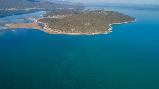 BALIK ED AZALDI   <br>  Akkz, gldeki balk eidinde de azalma olduunu kaydederek, ''Balk eidinde dier yllara oranla bir azalmann olduu bir gerek. 30 yl nce 22 eit balk trnn yaad glde, imdi durum olduka farkl. Bu sayy imdi 12?ye kadar karabilirsiniz ancak 22 eit balk eidini burada artk yakalama ansnz yok. Glden su ekimleri, ekolojik kuraklk, istilac trler burada etkili olmutur'' dedi. Gln kuraklk tehdidi altnda olduunu belirten Akkz, yle konutu: ''Kuraklk devam ederse dier gllerde olduu gibi Beyehir Gl sknt yaayabilir.  Ayrca glden su kullanmn snrlandrlmas gerekiyor. Suyun vahice kullanlmasnn nne geilmesi gerekir.''