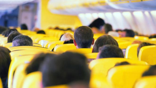 Rehberde ayn zamanda yolculara, havalandrmay ayarlamalar, kol koyma yerlerini ve ndeki tepsiyi dezenfekte svsyla silmeleri tavsiye ediliyor.