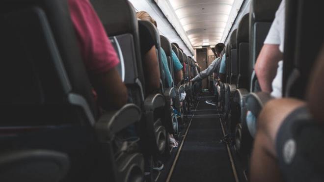 Rehberde sporculara, uakta tuvaletlerin yaknlarndaki koltuklardan kanmalar ve olas hastalk tayclaryla temas ansn en aza indirmek iin pencere kenar koltuklarn tercih edilmesi tavsiyesi veriliyor.