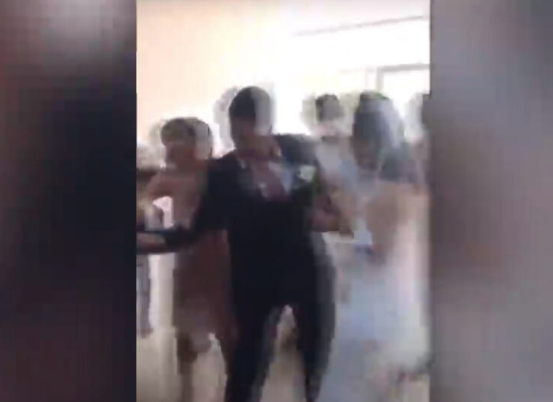 Video grntsnde, damadn yanndaki erkeklere gen kadn gstererek "Buradan aln" dedii duyuldu.