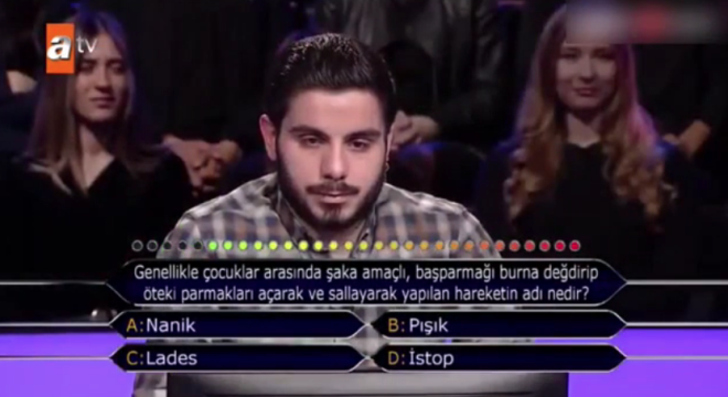 kinci soruda elendi<br>  Yaynlanan son blmde ikinci soruda elenen Kaan isimli yarmac sosyal medyada gndem oldu. mirzalolu'nun "Genellikle ocuklar arasnda aka amal, baparma burna dedirip teki parmaklar aarak ve sallayarak yaplan hareketin ad nedir?" sorusuna 'Pk' cevab verince yarmadan elendi.