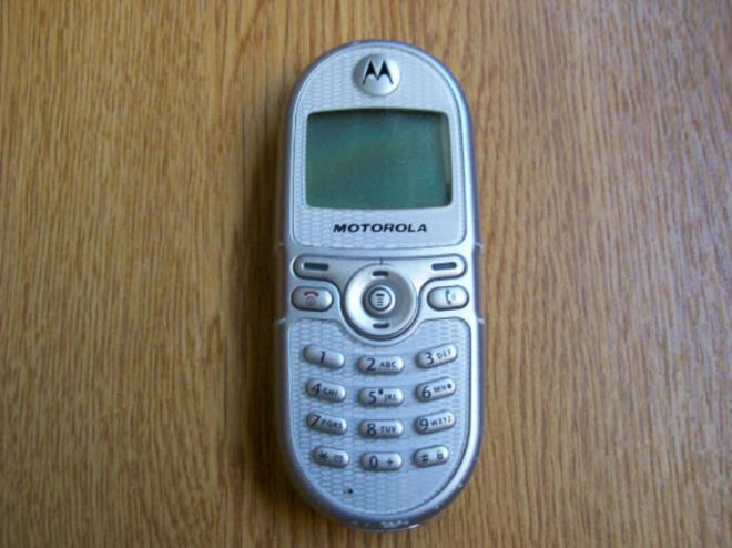 Motorola C200:    2003 ylnda duyurusu yaplan Motorola C200'n hemen hibir zellii yoktu; mesaj atabiliyordunuz veya arama yapabiliyordunuz. Hepsi bu... Ancak o yllar Motorola C200, toplamda 60 milyon satt.