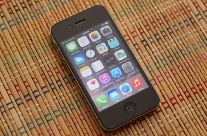 iPhone 4S:    Apple'n iPhone 3GS ile telefon pazarnda sesini iyiden iyiye duyurmasnn ardndan 2011 ylnda duyurusu yaplan iPhone 4S de kullanclardan youn ilgi grd. iOS 5 iletim sistemi ykl olarak kutusundan kan telefon, iOS 9'a kadar gncelleme destei ald. Telefon, toplamda 60 milyon satt.