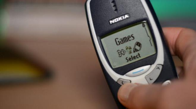 Nokia 3310:    Kullanclarn yakndan tand telefon modellerinden biri olan Nokia 3310, 2000 ylnda sata kt. O gne dek, bu telefon dnyann en iyi telefonu olma zelliine sahipti. Hesap makinesi ve birka oyunla birlikte Snake II ok beenildi. Telefon, toplamda 136 milyon satt.