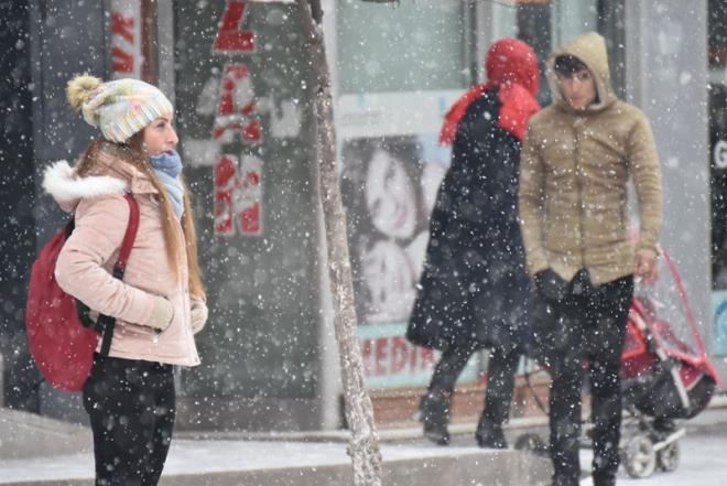 Bu yl k hayli gecikti. 2019'un bitmesine sayl gnler kala nihayet etkili bir kar ya greceiz. Bugn yurdun bat kesimlerinde balayan iddetli yalar, aramba gn scakln daha da dmesi ile kar yana dnecek. Kar ya asl etkisini perembeden itibaren gsterecek. Ankara, Kayseri, Krkkale, Nevehir, Bilecik, Ktahya, Eskiehir, Afyonkarahisar, Kastamonu, Karabk, Sivas, Yozgat illerinde youn kar ya grlecek.