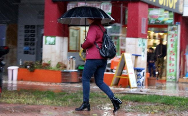 Adana'nn alaklar yamur yksekleri kar  <br>  Bugn meteorolojiden arka arkaya gelen uyarlar, Ege ve Akdeniz blgesi iin oldu. Bugn Adana, Hatay, Osmaniye ve Kahramanmara'ta kuvvetli, saanak ve gk grltl saanak yalar var. Bu yalar aramba gnne kadar aralksz devam edecek. Adana'nn kuzeyindeki rakm 1000 m. zeri yerlerde ise 20 santimi bulan youn kar ya grlecek.