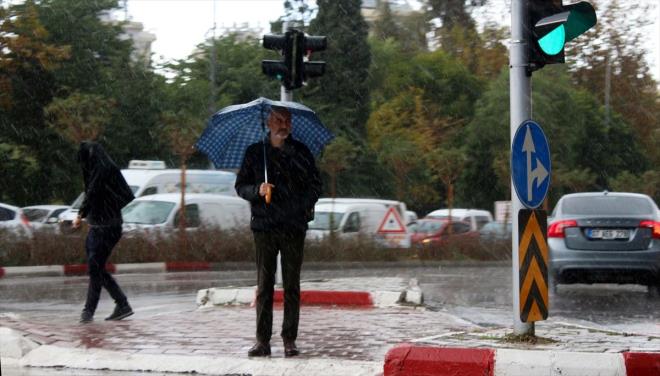 Meteoroloji Antalya, Mersin, Balkesir, Aydn, Mula, Manisa, Denizli, Burdur, Isparta ve Karaman evreleri ile Konya'nn gney kesimleri iin de ok kuvvetli yamur alarm verildi. Antalya'da yalar sal gn akamna kadar metre kareye 21-50 kg. ya brakacak. Yalar zellikle Antalya'nn dou ilelerinde etkili olacak.