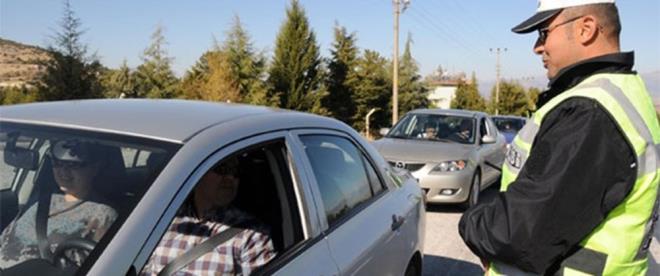 EHLYET YENLEMEK N GEREKL BELGELER  <br>  - Kimlik kart bavurusu; nfus czdan, uluslararas aile czdan, pasaport, src belgesi, memur czdan, avukat kimlik kart, askeri kimlik kart, basn kart veya muhtarlka dzenlenmi talep belgesi gibi kimlik belgesi yerine geen fotorafl belge ve bir adet biyometrik fotorafla yaplacak.<br>    - Eski ehliyet belgesi  <br>  - Src olur nitelii tayan salk raporu,  <br>  -1 adet biyometrik fotoraf,  <br>  -Nfus Mdrlnde vereceiniz parmak izi,  Kan grubunu belirleyen belge (Beyan etmenizde yeterlidir).