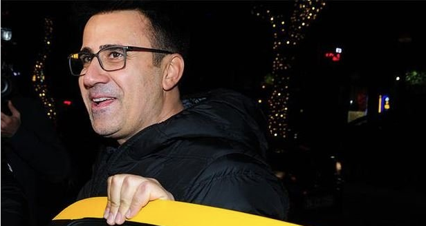 Posta'nn haberine gre, Emrah, salarn siyaha boyatt ve n taraftaki grle baklacak olursa bir de sa ektirdi.