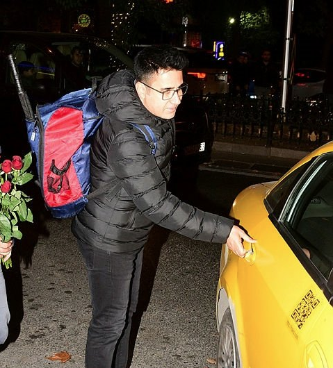 Yzne de zindelik, genlik gelen arkcnn den gz kapaklarn aldrtt, botoks yaptrd, iddia edildi.