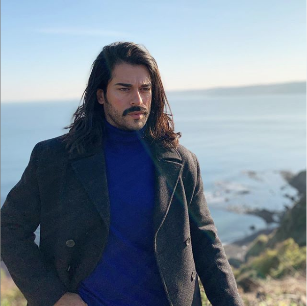 Trkiye'nin yan sra yurt dnda zellikle Ortadou'da byk bir hayran kitlesine sahip olan Burak zivit'in getiimiz senelerde sapkn bir hayran nedeniyle yaad olay gn yzne kt.