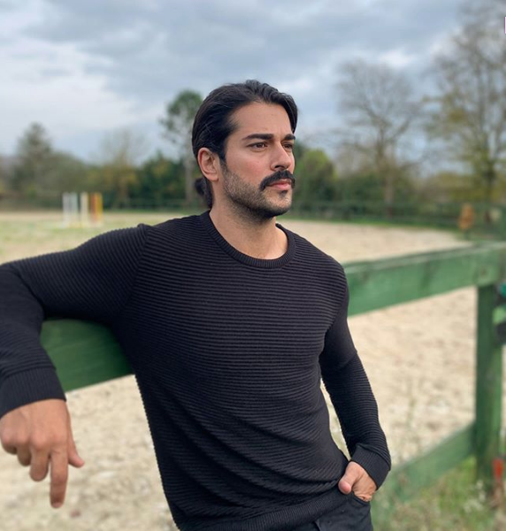 Dubaili zengin bir kadn, zivit?in kald otel odasna girebilmek iin kat grevlisi kyafeti giydi. Kaps ald ve ieriye girmeye alt.