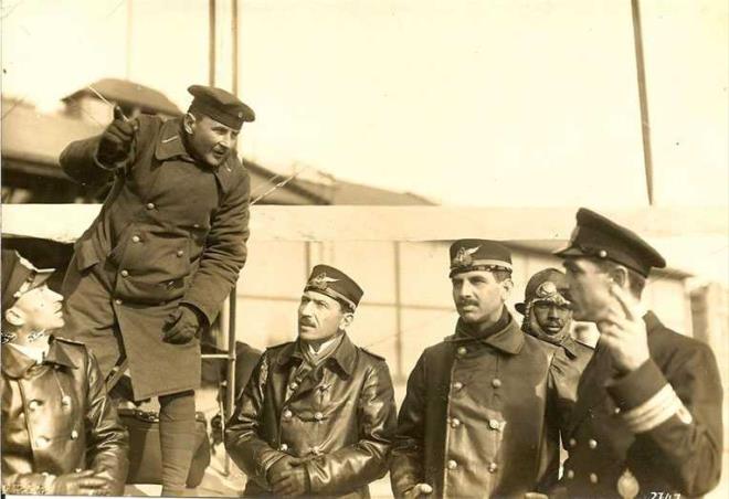 ocukluk yllarnn byk blmn denizle ili dl olarak geiren Ahmet Ali, 1904 ylnda Osmanl donanmasna asker yetitiren Haddehane Mektebi?ne balad. Aradan geen drt yln ardndan ise 1394 yaka numarasyla Osmanl Ordusu?nda temen olarak greve balad.