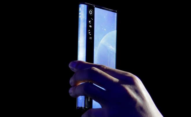 Kablolu arj iin 45 watt destek sunan Xiaomi Mi Mix Alpha, kablosuz tarafta 30 watt gcnde hzl arja sahip.