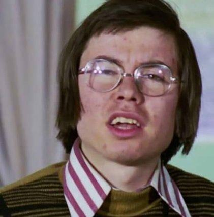 Yeilam'n en sevilen filmlerinden olan Hababm Snf'nn yan karakterleri de barol oyuncular kadar sevildi.      Onlardan biri, snfn en alkan olan Boncuk ve...