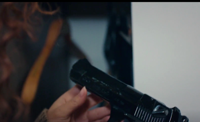 irin ise o sralarda herkesin denizin dibinde kaybolduunu sand Sarp'n silahn eline alm yeni oyunlar peindeydi.  Arif yukarya irin'i armak iin ktnda ise olanlar oldu ve silah sesi geldi.