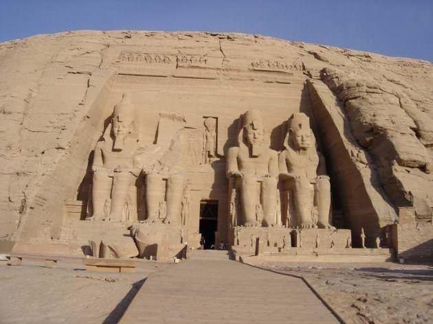 Bu piramit ve etrafn evreleyen bloklar; mimar mhotep tarafndan tasarlanmtr. Ayrca bu yaplar dnyann en eski ekilli talardan ina edilmi yapsdr.Yapmda alan iiler piramitlerin srrn bildikleri iin yapm bittikten sonra ldrlmlerdir.