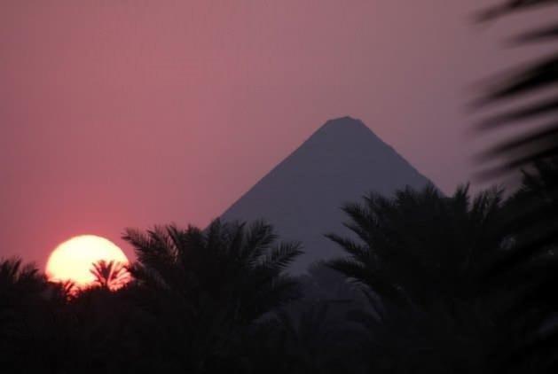 Piramitlerin ou Eski Krallk Dnemi'nden Orta Krallk Dnemi'ne kadar firavunlarn mezar iin ina edilmitir. Bilinen en eski piramit 3.Hanedan dneminde ina edilen Basamakl Piramit'tir.