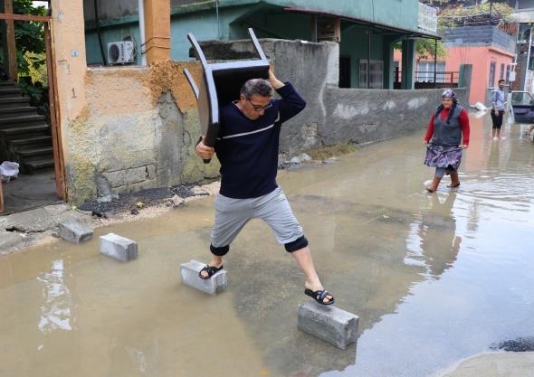 Evleri su altnda kalan vatandalar temizlik almalarna balad.