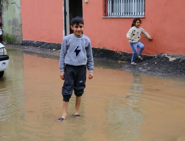 Mahalle sakinlerinden Leyla etin, komularnn su basknna maruz kaldn belirterek, ?Gece 3`te sese uyandm. Baktk ki komumuzun evinin ii su dolmu. O saatten beri ona yardm etmeye alyoruz. Kendisinin 3 ocuu var diye onlar alp annesinin yanna gitti mecburen. Biz temizliyoruz evini? diye konutu. Evin Ayaz ise ?Uyuyorduk. Ne olduysa gece ten sonra oldu. Gzmz atk, su iindeydik. oluk ocuk hastaneye gittik. Madur olduk hep. Ben sabaha kadar aladm hep. Yetkililerden bize bir el atsn istiyorum. Pazar gn koltuklarm ykattrdm daha zerine oturamadan su bast? ifadelerini kulland.