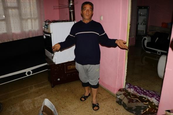 zgr Mahallesi 2339 Sokak`ta oturan vatandalar da gece saat 03.00 sralarnda su basknna yakaland.