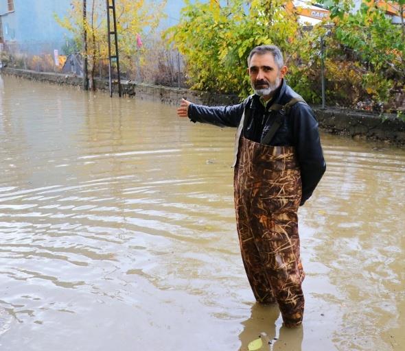 Gn ierisinde mahalleye gelen belediye ekiplerinin suyu bir miktar ekmesiyle temizlie balayan mahalleli, evlerinin iine su girmesin diye de kaplarnn giriine kum uval ve briket koydu.