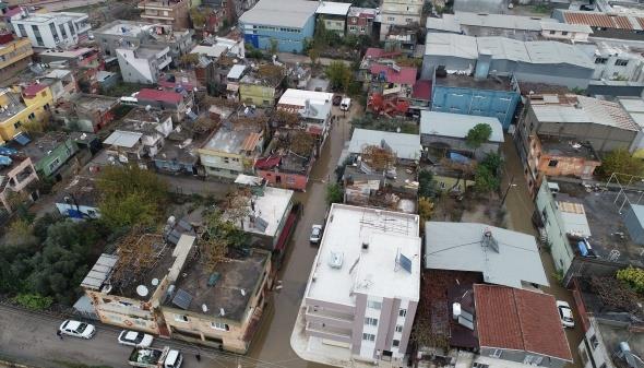 Yreir ilesine bal 19 Mays, Levent ve zgr mahallelerinde baz ev ve i yerleri su basknna maruz kalrken, birok ara da su altnda kald.