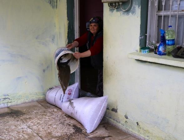 Birok mahalleli gece scak yatanda yatarken su altnda kaldklarn syleyerek byk maduriyet yaad.