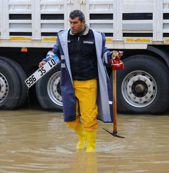 Kent genelinde Pazartesi akamndan bu yana devam eden iddetli ya hayat olumsuz etkiledi.