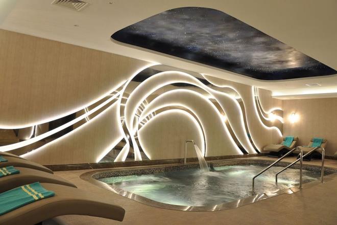 Hem deniz hem ormann tertemiz havasn soluyacanz Vens Thermal?de termal havuzun yan sra Trk Hamam, sauna ve buhar odas gibi farkl dinlenme alanlar da yer alyor. Kaz Dalar?nn eteklerinde, cennet gibi bir noktada bulunan otelin be zel suit?inde ise termal jakuziler bulunuyor ve Gre?nin termal sularnn salkl zellikleri ayanza kadar gelmi oluyor.