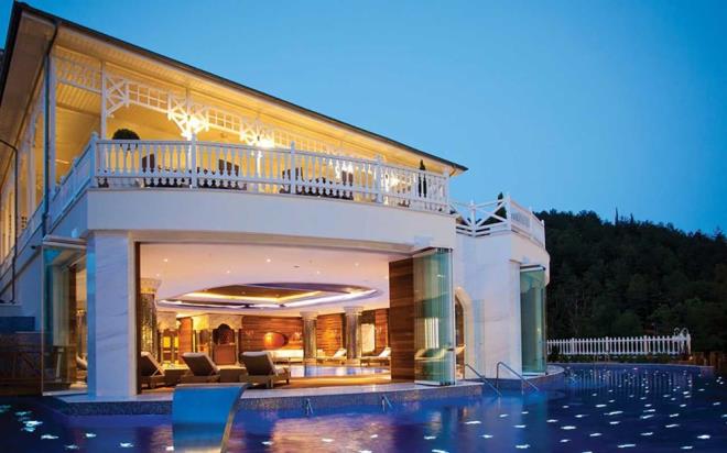 Limak Thermal Boutique Hotel<br>    lk misafiri Mustafa Kemal Atatrk olan bu tarihi otel, restore edilerek yeniden hizmete ald. Limak Thermal Boutique Hotel?in odalarnn hepsinde Yalova Termal Kaplcalar?nn suyunun verildii zel kvetler bulunuyor. Ayrca yaz aylar iin ak, k aylar iinse 100 metrekarelik kapal termal havuzlar termal suyun keyfini karmanz salyor.<br>    Otelin Pythia Thermal Spa Merkezi?nde, mistik mzikler eliinde, Uzakdou?nun egzotik bakmlar ve rahatlatc masajlaryla dinlenebilir, ayrca kaliteli cilt ve vcut bakmlaryla kendinizi martabilirsiniz. SPA merkezinde Trk hamam, sauna, buhar banyosu da yer alyor. M.. 2000?den beri, be farkl uygarlk boyunca beri salk ve ifa veren Yalova Kaplcalar?nn sularndan en lks ekilde faydalanmak isteyenler iin harika bir tatil tercihi olacak.  <br>  Fotoraf: Limak Thermal Hotel websitesi