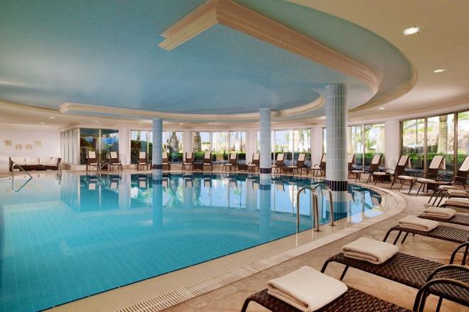 eme genelde akla yaz tatili destinasyonu gibi gelir ancak, yrenin nl Ilca Termali buray farkl mevsimler iin de ideal bir destinasyon haline getiriyor. eme?nin kkl otellerinden Sheraton Termalde misafirlerine llca?nn suyu ile gelen sal lks bir ortamda sunuyor.