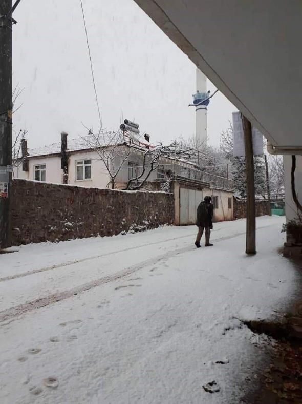 Denizli'nin yksek kesimleri ile baz ileleri, yaan kar ile beyaza brnd.