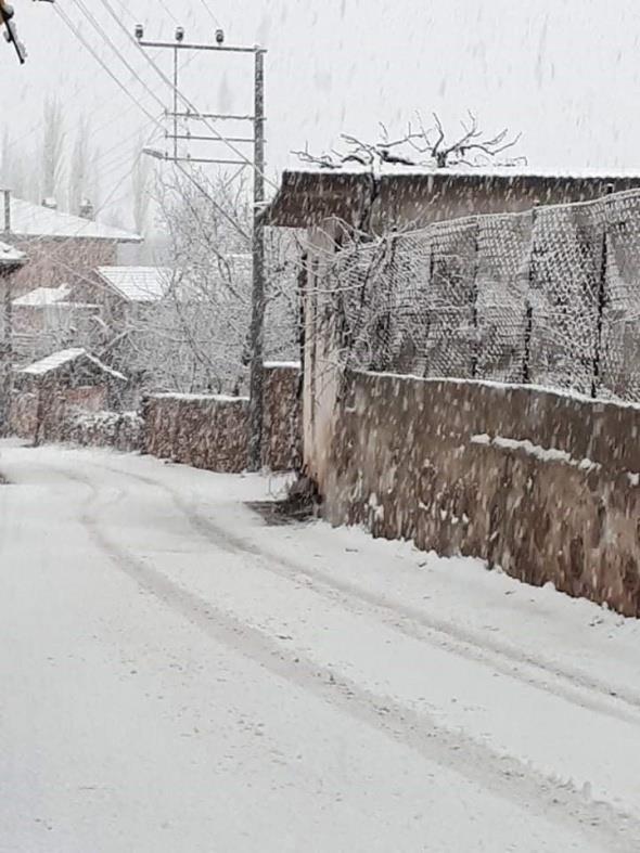 Kentin en yksek kesimlerinden Baba Yaylas ile Tavas ilesinde kar srprizi yaand.