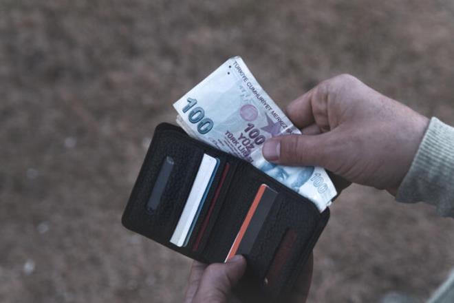 AG'DE ALIMAYAN E STATS NEDR?<br>  Sadece aktif cretli olarak alan e, alan e statsndedir. rnein einiz serbest avukat ya da serbest doktor olarak alyorsa bu e, asgari geim indirimin hesabnda almayan e olarak dikkate alnacaktr. rnein einiz cretli olarak devlet hastanesinde alyorsa bu alan e statsnde dikkate alnacaktr.