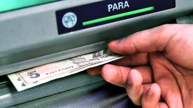 DOUM NEDENYLE ZNE AYRILAN ALIAN AG'DEN FAYDALANABLR M?  <br>Aylksz izinde cretlinin herhangi bir ekilde ivereninden aylk maa almas sz konusu deildir. Dolaysyla, aylk maa demesi olmad iin, denmeyen cret zerinden gelir vergisi kesintisi yaplmas da sz konusu deildir. Sonu olarak, aylksz izine ayrlan hizmet erbabnn asgari geim indirimden yararlanmas mmkn deildir.