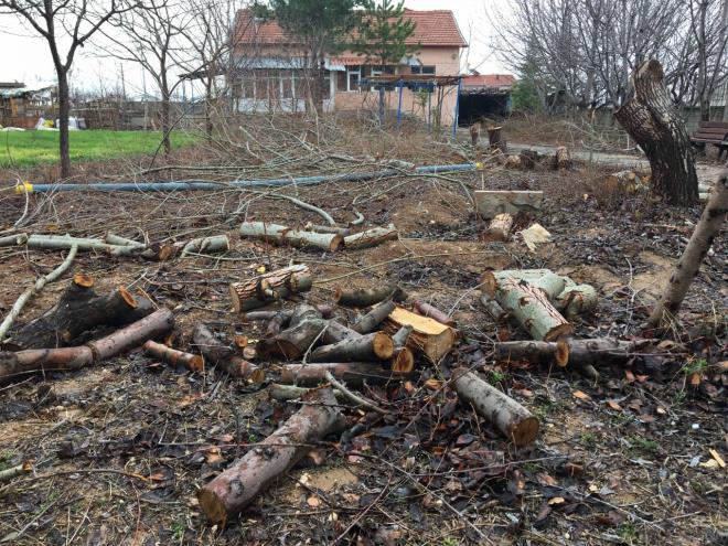 Cemaatin ikayeti zerine tayini kt iddias  <br>  Kanhan Mahalle Muhtar Mehmet etin, bir sredir cemaat ile mam Nurallah K. arasnda sorun yaandn, baz vatandalarn da geen haziran aynda ile mftlne giderek, cami imamnn deitirilmesi iin bavuru yaptn anlatt.